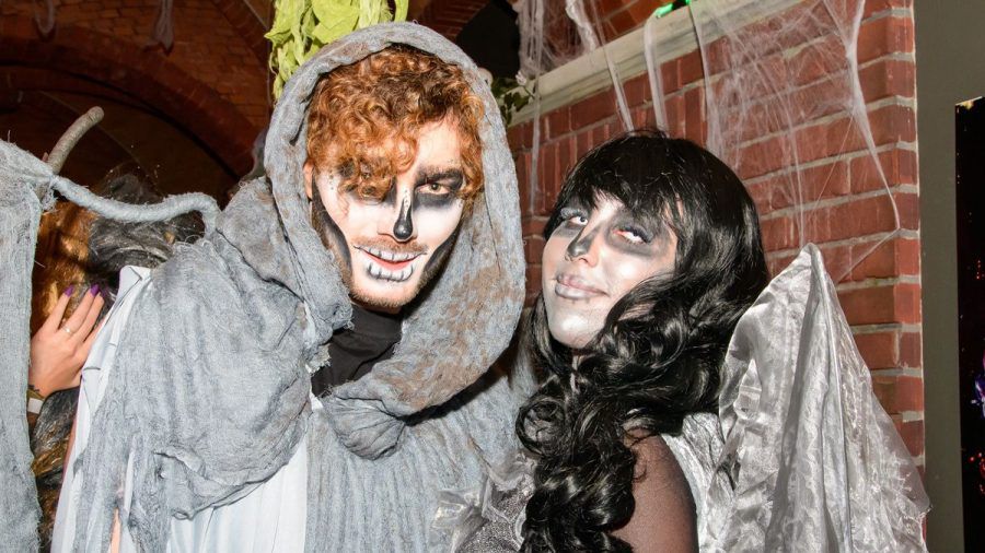 Alkohol, wilde Küsse und Drama: Sam Dylan gibt große Halloween Party