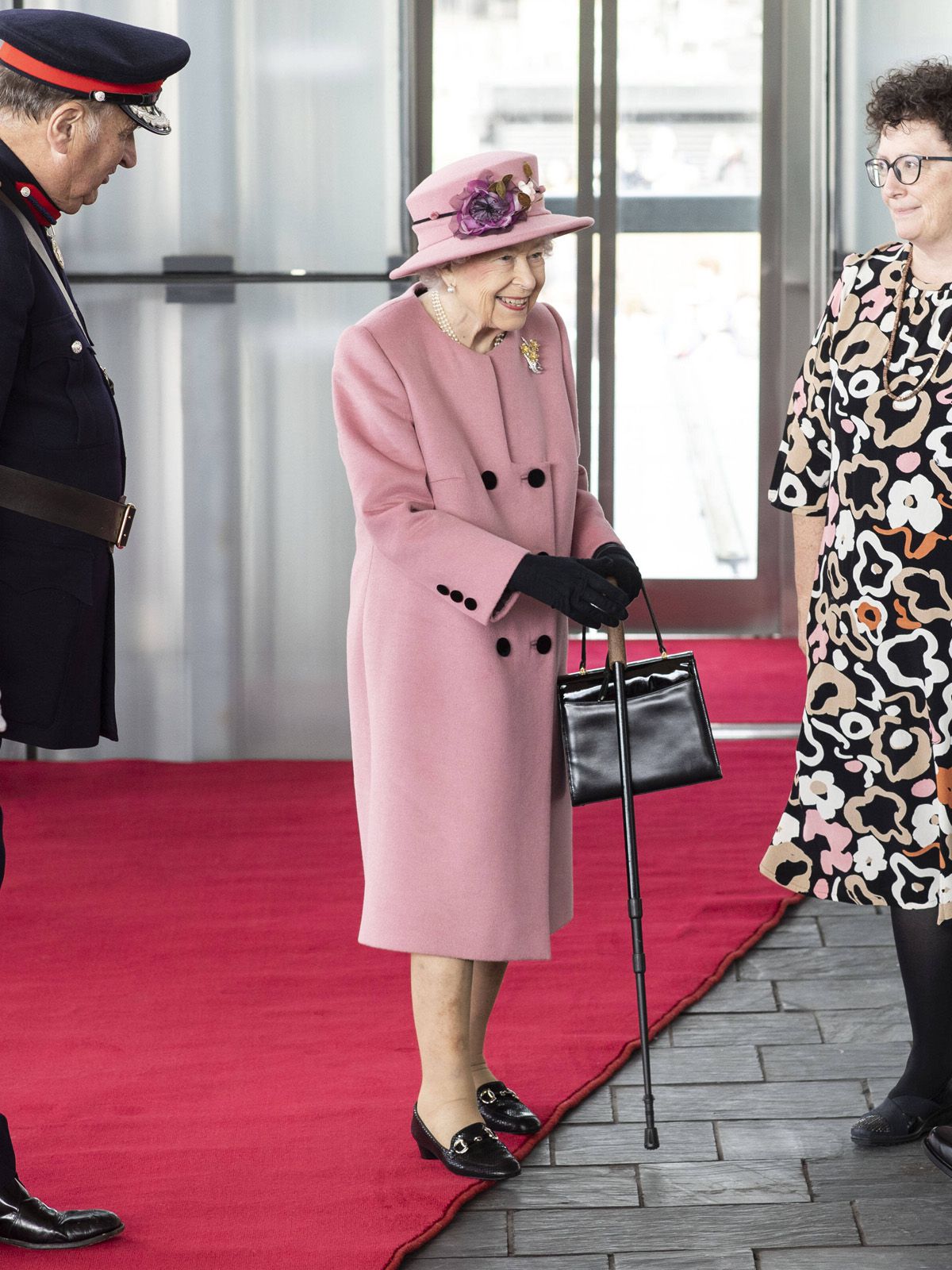 Queen mit Gehstock im Parlament