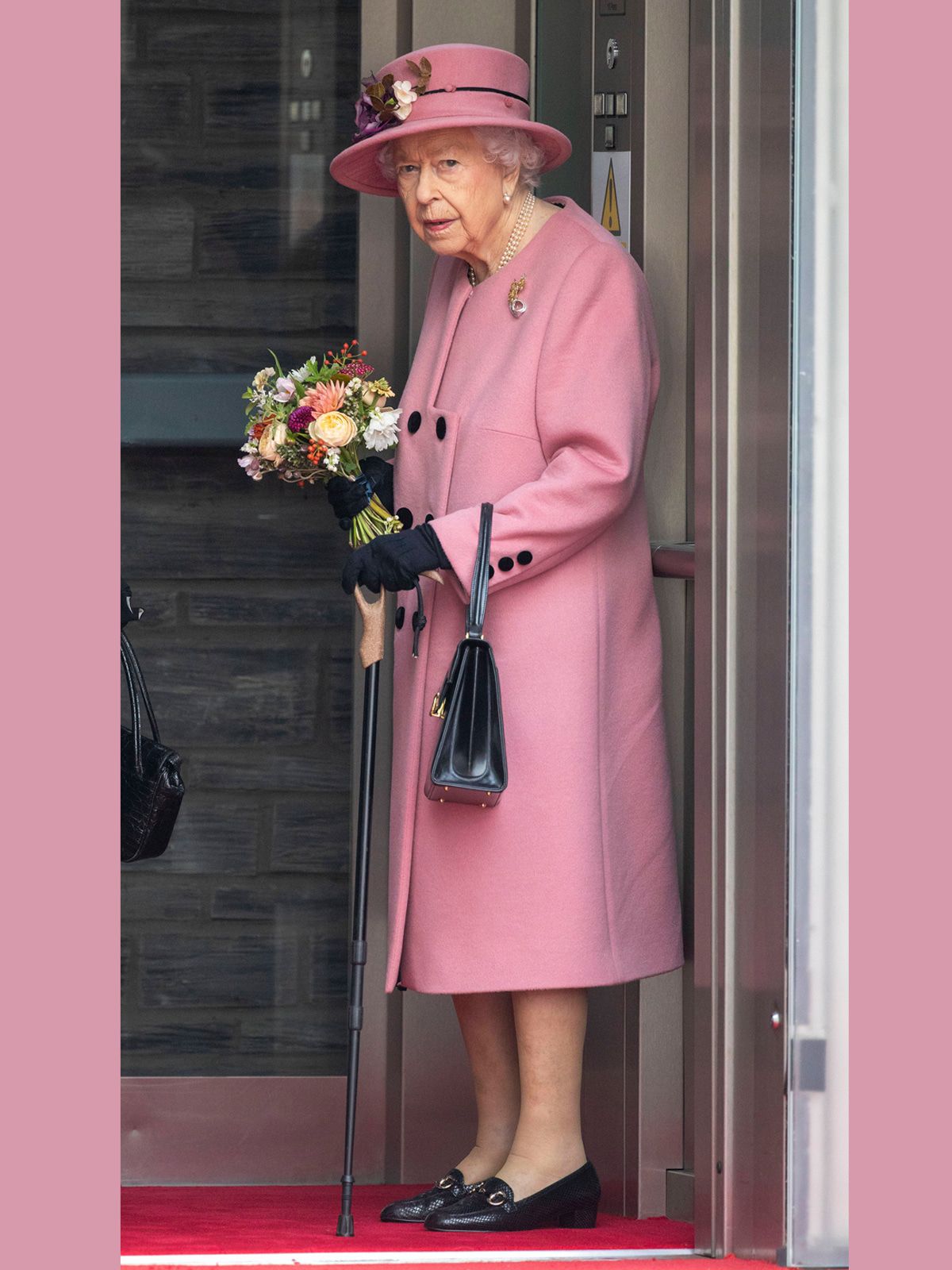 Elizabeth II. plötzlich am Stock: Zum Gesundheitzustand der Queen