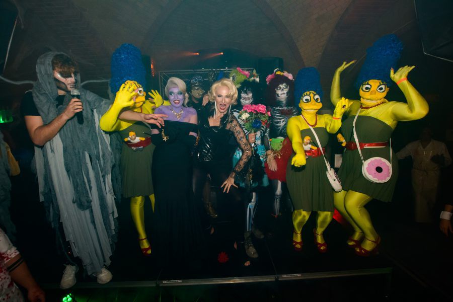 Alkohol, wilde Küsse und Drama: Sam Dylan gibt große Halloween Party