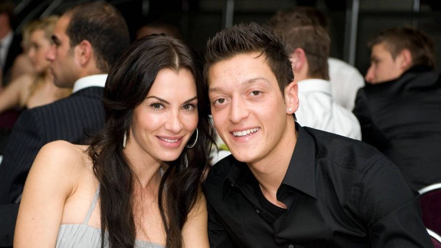 Sarah Connors Schwester Anna-Maria Ferchichi, damals noch Anna-Maria Lagerblom, mit Freund Mesut Özil 2010