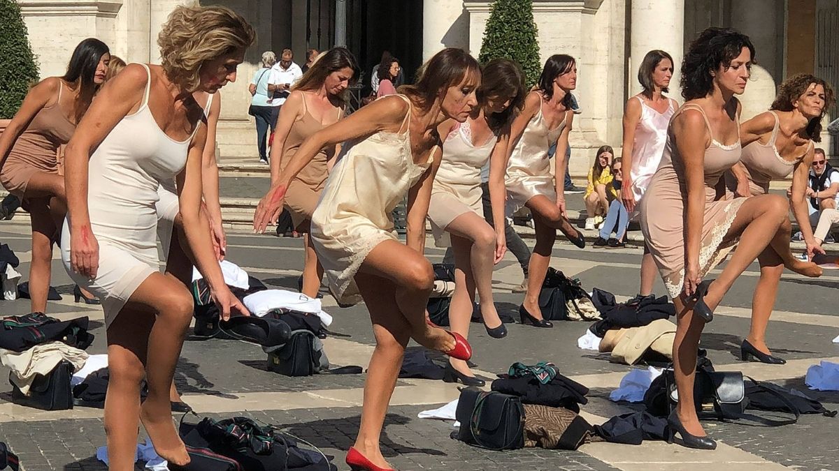 Protest: 50 Stewardessen ziehen sich hier öffentlich aus