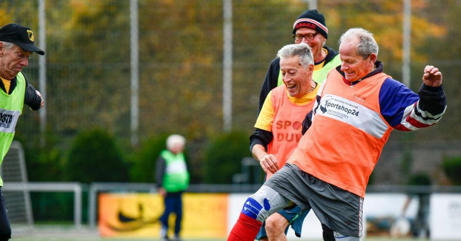 Körperkontakt ja, aber bitte nicht zu heftig: Grätschen sind beim Gehfußball verboten.