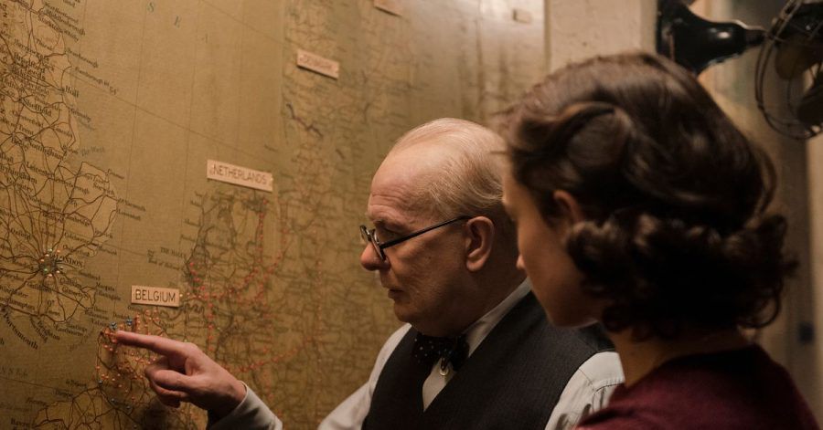 Churchill (Gary Oldman) erklärt seiner Sekretärin Elizabeth (Lily James) den Frontverlauf.