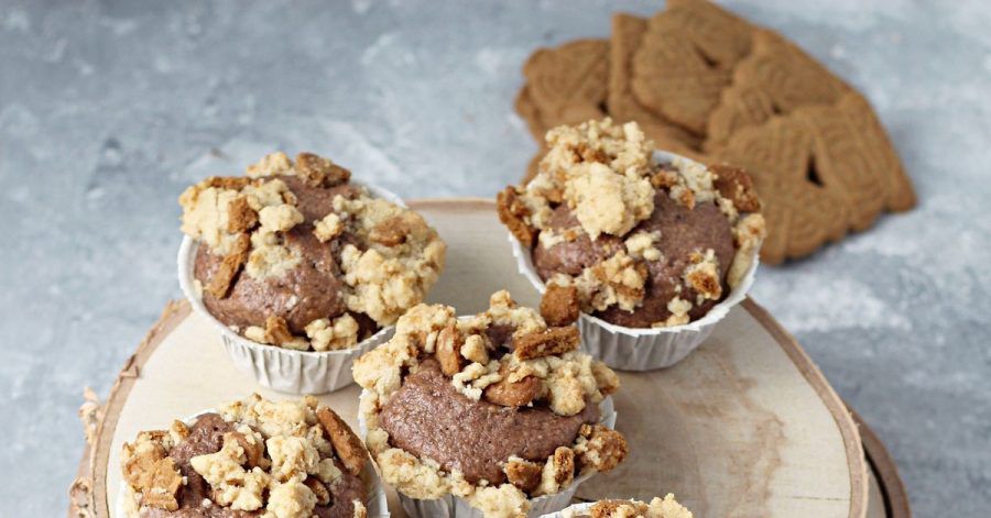Zerkrümelte Spekulatius werden ganz zum Schluss mit dem Streuselteig vermischt, auf den bereits vorgebackenen Muffins verteilt und dann 12 bis 15 Minuten gebacken.