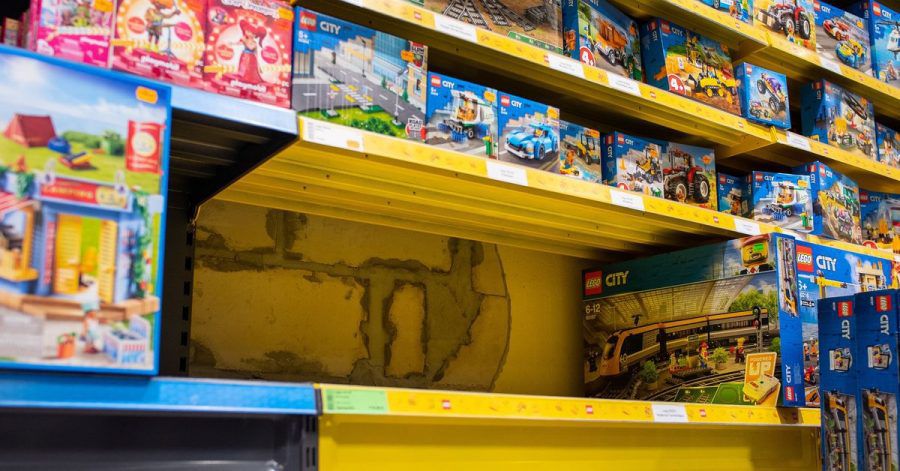 Hinter einem Regal mit Lego-Artikeln in einem Spielwarengeschäft in Lippstadt sieht man eine bereits wieder zugemauerte Wand.