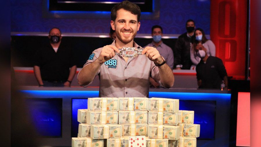 Koray Aldemir, seine Siegerhand, das WSOP-Bracelet und acht Millionen Dollar Preisgeld. (stk/spot)