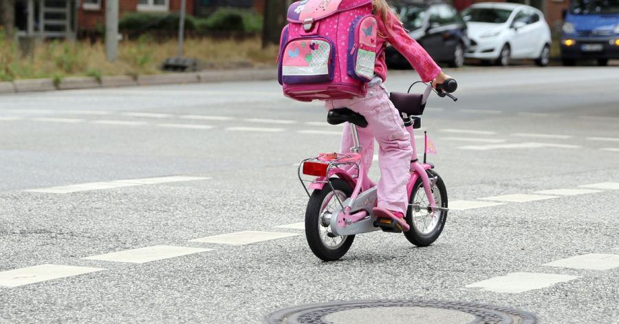 Auf Kinder muss im Straßenverkehr besonders geachtet werden, das fängt natürlich bei den Eltern an.