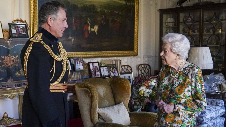 Queen Elizabeth II. mit Sir Nick Carter auf Schloss Windsor. (wue/spot)