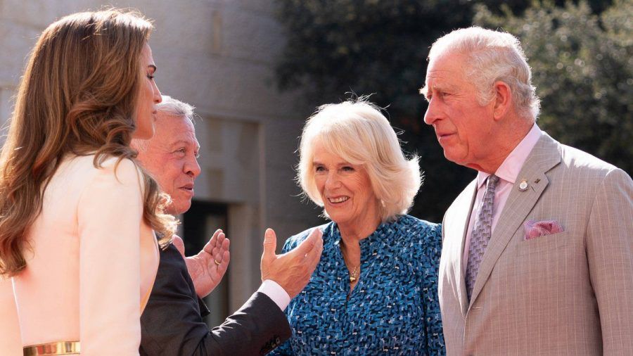 Prinz Charles und Herzogin Camilla wurden von König Abdullah II. und Königin Rania Al-Abdullah in Empfang genommen. (dr/spot)