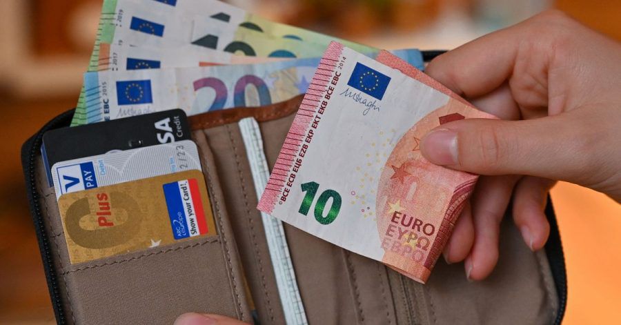 Laut einer Umfrage nimmt die Zahl derer, die mit Bargeld bezahlen, weiter ab.