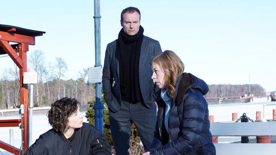Nina Rubin (Meret Becker, l.) und Robert Karow (Mark Waschke) reden im "Tatort: Die Kalten und die Toten" auf Mutter Doris (Jule Böwe) ein. (amw/spot)
