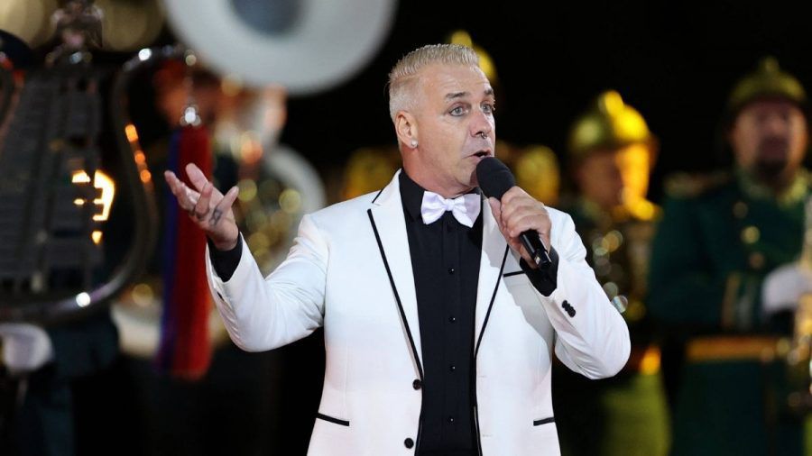 Till Lindemann mit angeklebtem Schnurrbart beim Leipziger Opernball?