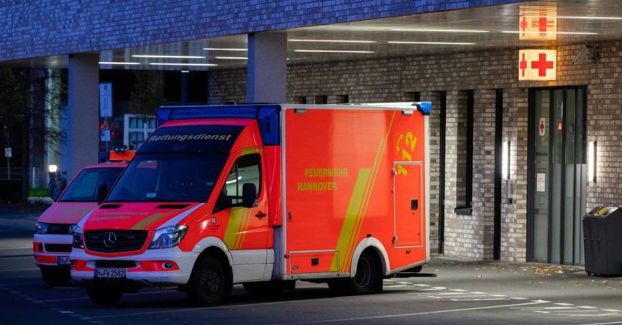 Ein Rettungswagen vor der Notaufnahme: Die 7-Tage-Inzidenz der Neuinfektionen mit dem Corona-Virus hat mit über 200 den höchsten Wert seit Beginn der Corona-Pandemie erreicht.