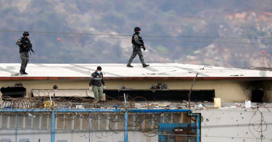Polizisten auf dem Gefängnisdach: Bei erneuten gewalttätigen Auseinandersetzungen in einem Gefängnis in Ecuador sind Medien zufolge mindestens 58 Häftlinge ums Leben gekommen.