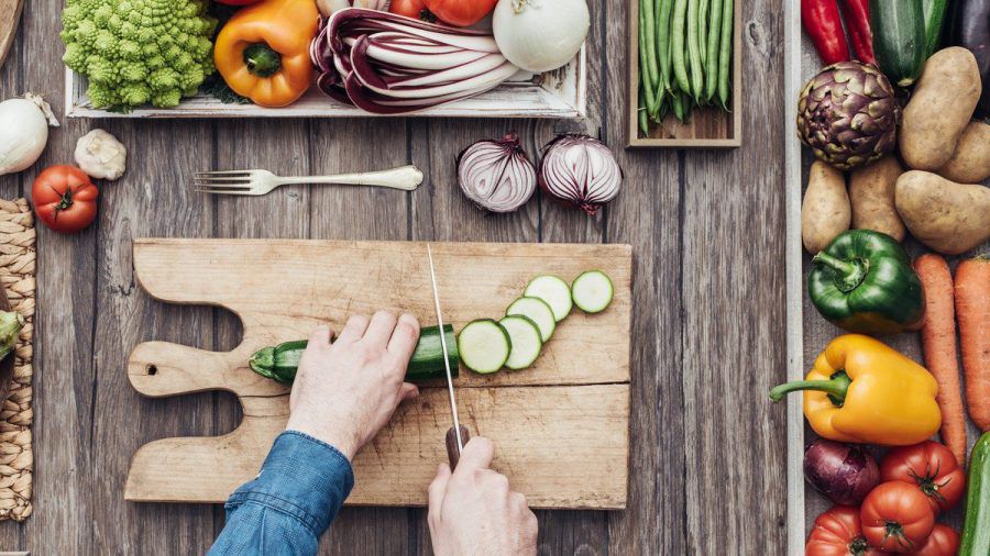 Zucchini und Kartoffeln sollten Hobbyköche vor dem Verwerten genau unter die Lupe nehmen. (sob/spot)