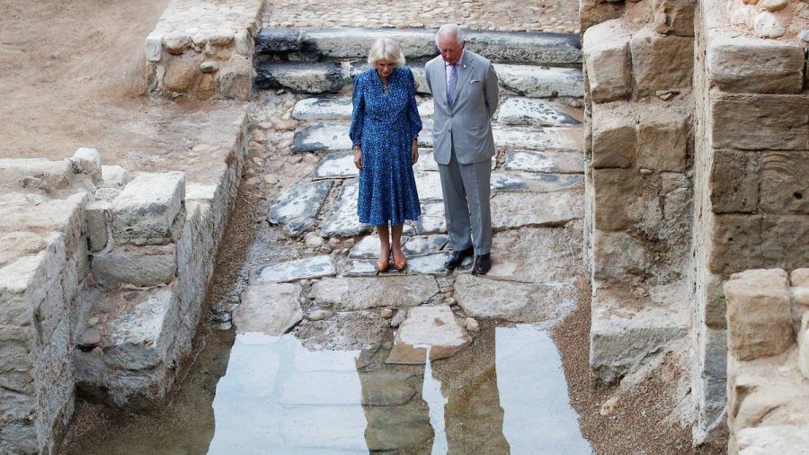 Herzogin Camilla und Prinz Charles am Jordan. (mia/spot)