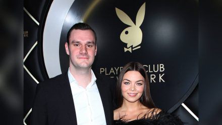 Cooper Hefner und Scarlett Byrne 2018 bei der Eröffnung des Playboy-Clubs in New York. (smi/spot)