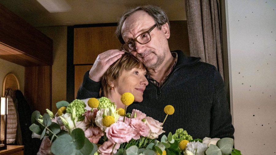 "Die Luft, die wir atmen": Sylvia Bronstein (Ruth Reinecke) und Klaus Bronstein (Rainer Bock). (cg/spot)