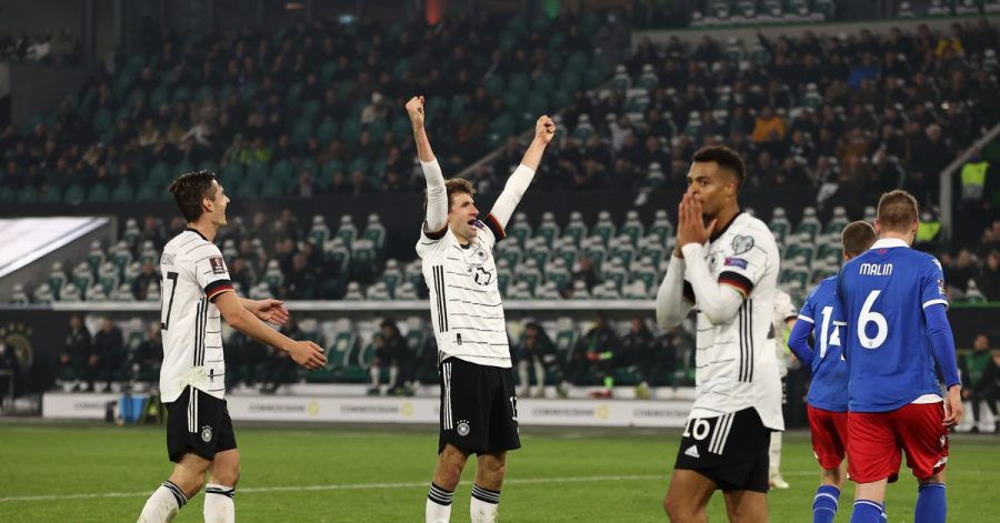Thomas Müller (M) bejubelt sein Tor mit Florian Neuhaus (l) und Lukas Nmecha.