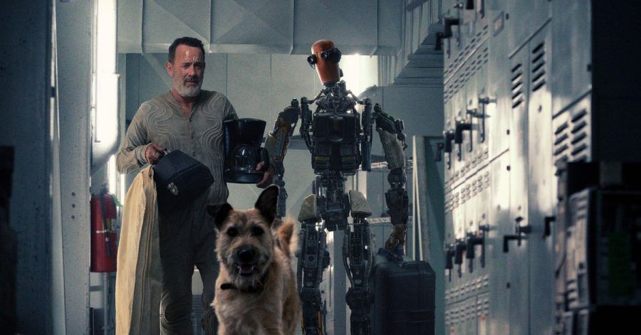 Finch (Tom Hanks), Jeff der Roboter (Caleb Landry Jones) und ein Hund in einer Szene des Films «Finch».