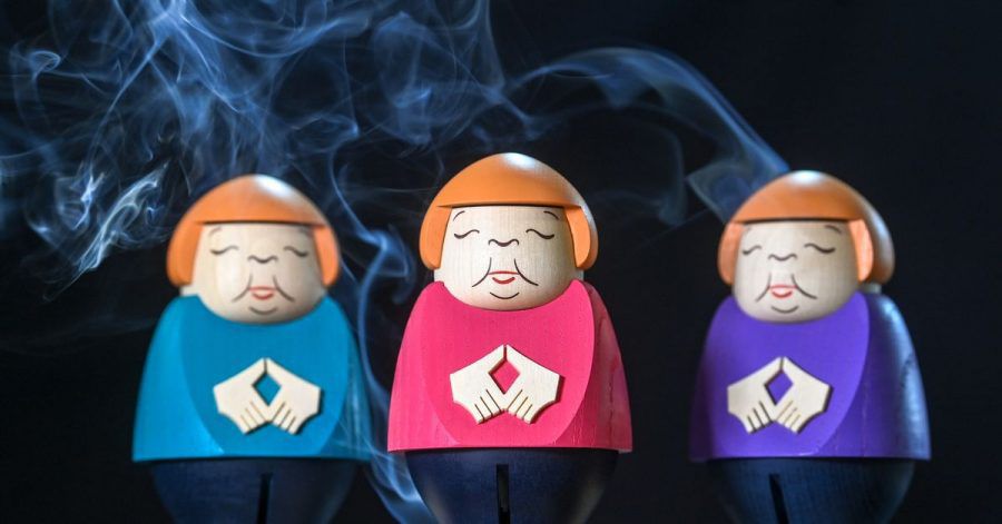 Merkel Räucherfiguren rauchen in der Schauwerkstatt der Seiffner Volkskunst.