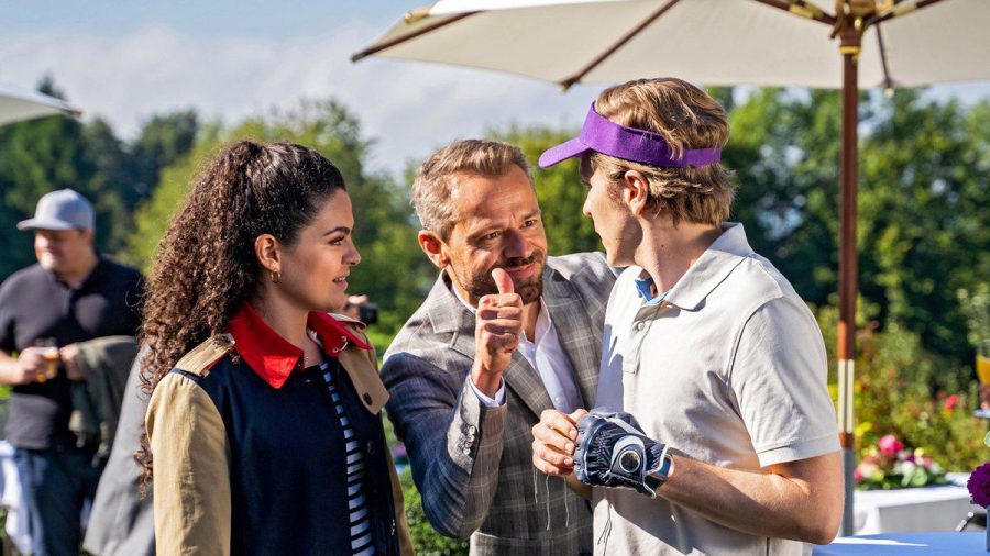 "Sturm der Liebe": Shirin und Erik (M.) wünschen Gerry viel Glück für das Golfturnier. (cg/spot)