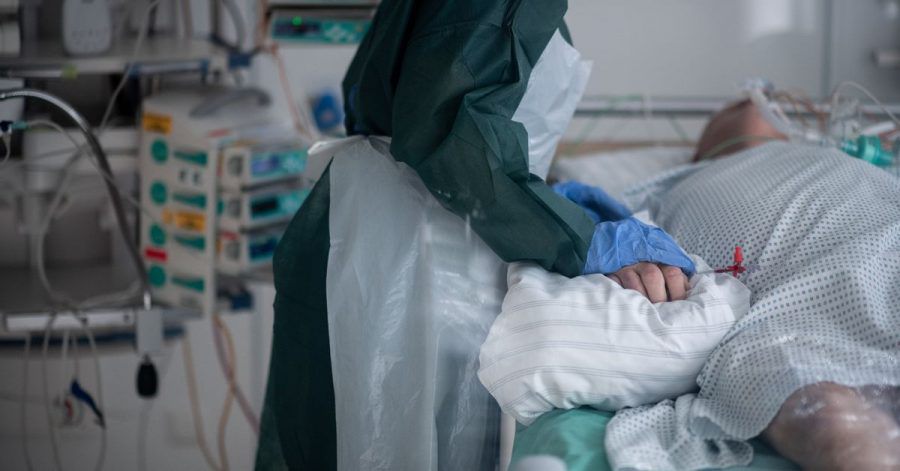 Eine Mitarbeiterin der Pflege betreut einen Covid-Patienten im nordrhein-westfälischen Essen. Die Gesamtzahl der nachgewiesenen Corona-Infektionen in Deutschland hat die Fünf-Millionen-Marke überschritten.