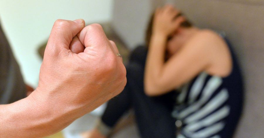 Die Zahl der angezeigten Gewalttaten unter Paaren und Ex-Partnern ist 2020 noch stärker gestiegen als in den Jahren zuvor. In den meisten Fällen sind Frauen die Opfer.