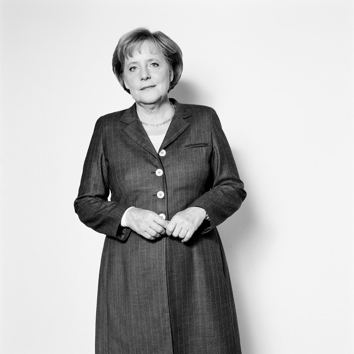 Hier steht Herlinde Koelbl neben ihrem Lebenswerk Angela Merkel