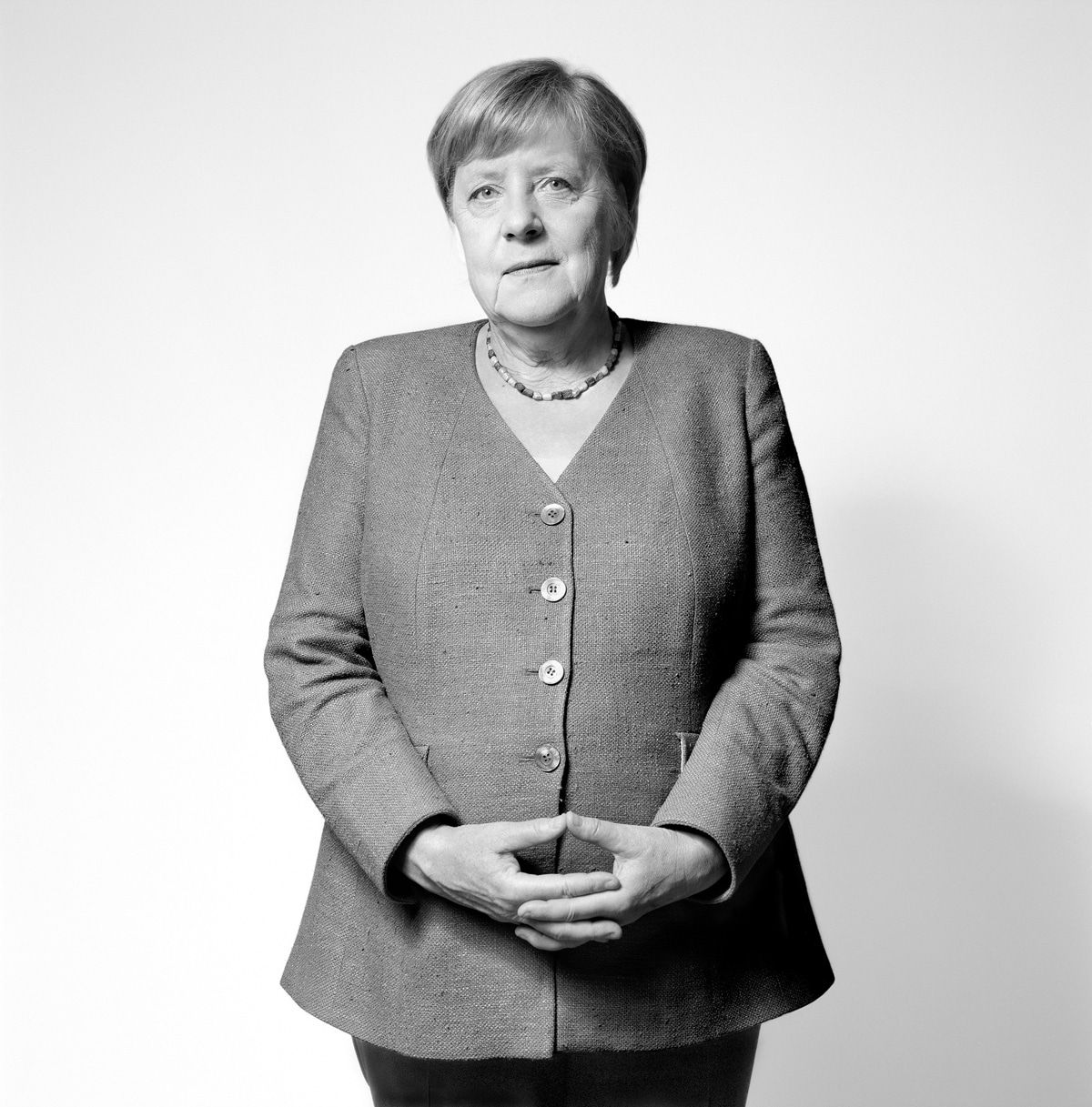 Hier steht Herlinde Koelbl neben ihrem Lebenswerk Angela Merkel