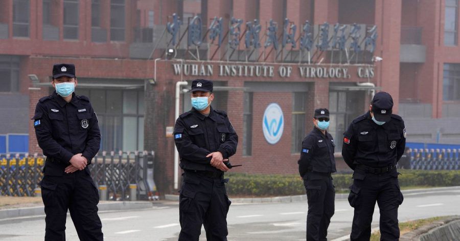 Sicherheitspersonen stehen vor dem Eingang des Wuhan Instituts für Virologie (WIV. (Archivbild)