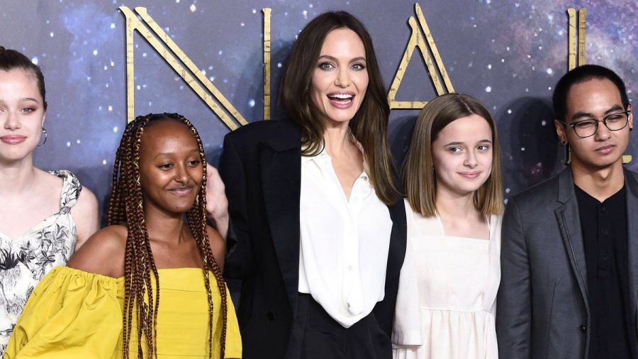 Angelina Jolie in Begleitung ihrer Kinder bei der "Eternals"-Filmpremiere. (eee/spot)