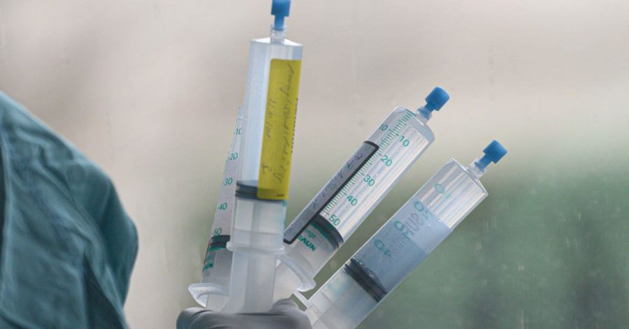 Ein Intensivpflegerin hält Medikamente für eine Corona-Patientin in der Hand.