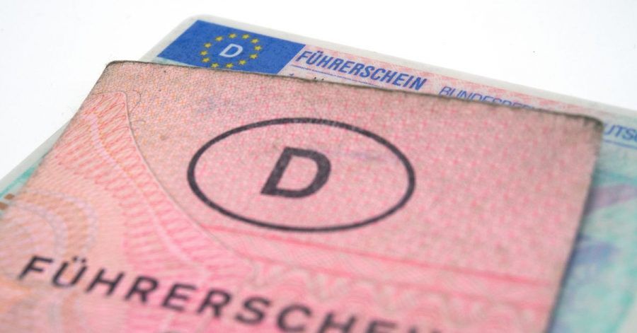 Tschüss rosa Lappen, hallo Plastekarte, heißt es für viele Führerscheininhaber. Die ersten Fristen laufen bald ab.