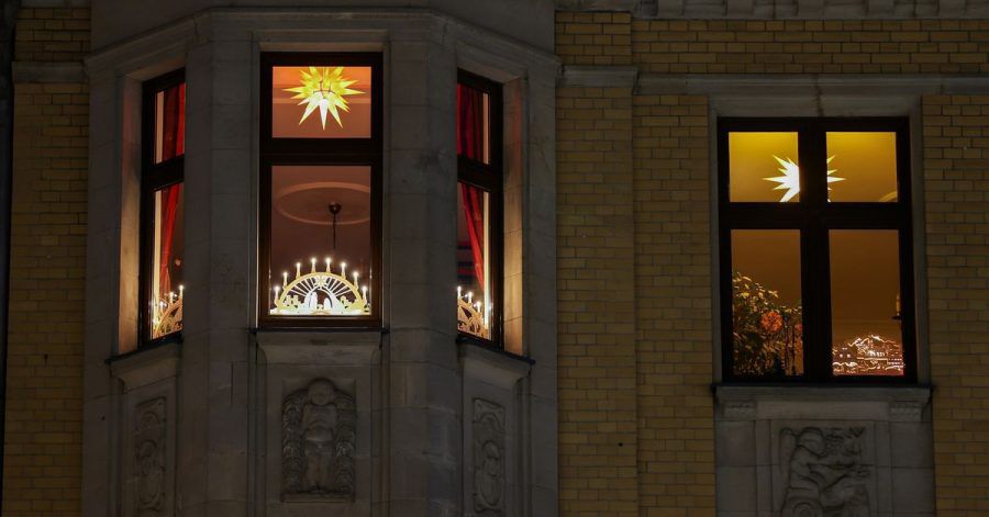 Festliche Beleuchtung: In den Wochen vor Weihnachten sorgen in vielen Wohnungen viele besondere Lichter für adventliche Stimmung.