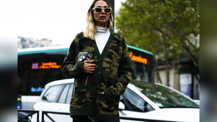 Mode-Influencerin Candela Pelizza kombiniert ihren Camouflage-Cardigan mit Lederbleistiftrock und weißem Rollkragenpullover. (ncz/spot)
