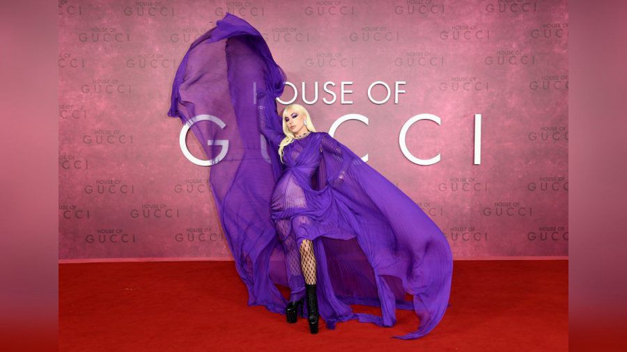 Lady Gaga setzte auf dem roten Teppich in London auf grelles Lila. (wag/spot)