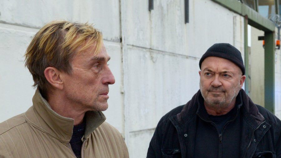 "Ein starkes Team: Verdammt lang her": Am Tag seiner Haftentlassung entkommt Peter Kniesbeck (André M. Hennicke, l.) nur knapp einem Anschlag. (cg/spot)