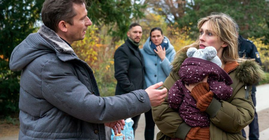 Ellen (Rikke Lylloff) hat das falsche Kind in den Armen (mit Max Hopp) in einer Szene aus «Der Usedom-Krimi: Entführt».