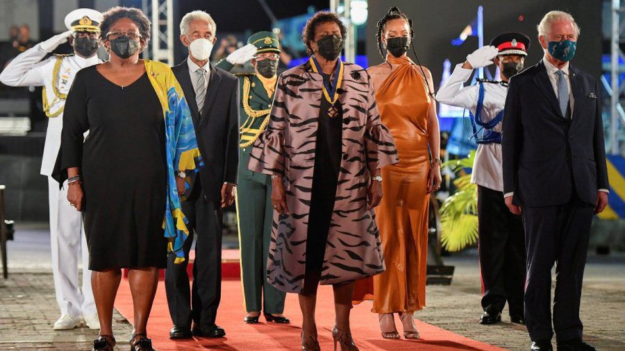 Erste Veranstaltung der Republik Barbados (v.r.): Prinz Charles, Sängerin Rihanna, Präsidentin Dame Sandra Mason... (ili/spot)