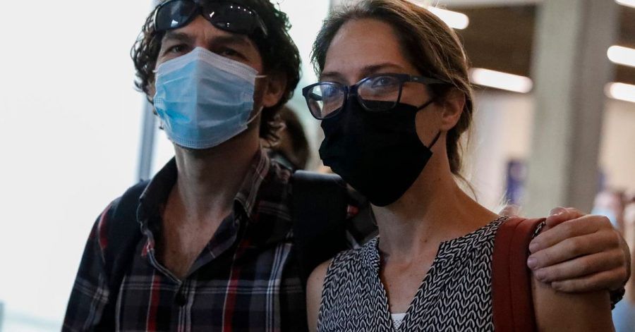 Aya Biran (r), die Tante väterlicherseits von Eitan, Überlebender des Seilbahnunglücks vom Lago Maggiore, trifft im Gericht ein.