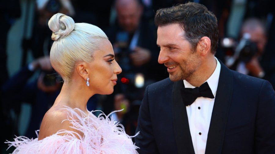 Auch auf dem Roten Teppich bezaubernd: Lady Gaga und Bradley Cooper (mia/spot)