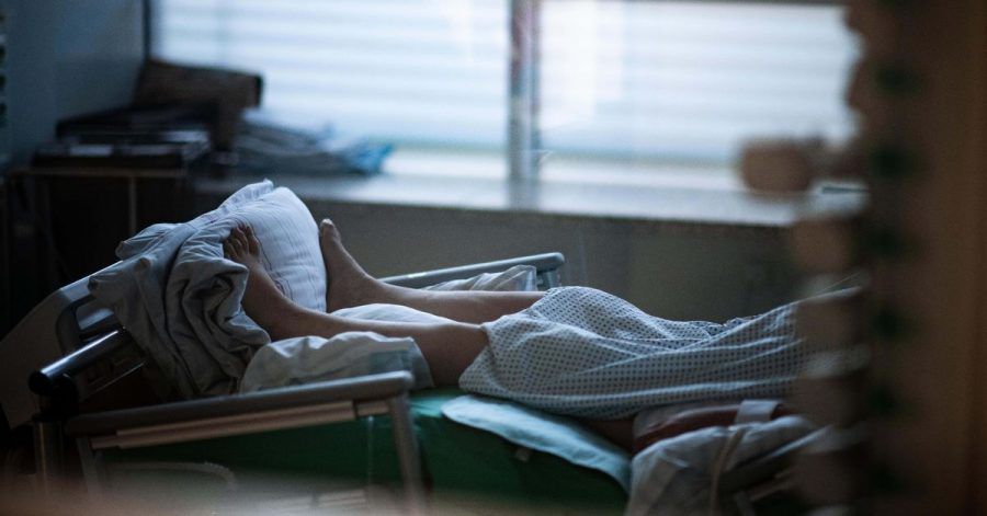 Ein Patient liegt in einem Zimmer auf einer Corona-Intensivstation. Der Zustrom an Patienten im Zuge der vierten Corona-Welle ist für viele Krankenhäuser kaum mehr zu bewältigen.