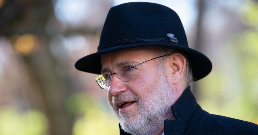 Harald Lesch, Autor, Astrophysiker, Fernsehmoderator und Philosoph, wurde als «Hutträger des Jahres 2021» und mit einem goldenen Hut ausgezeichnet.