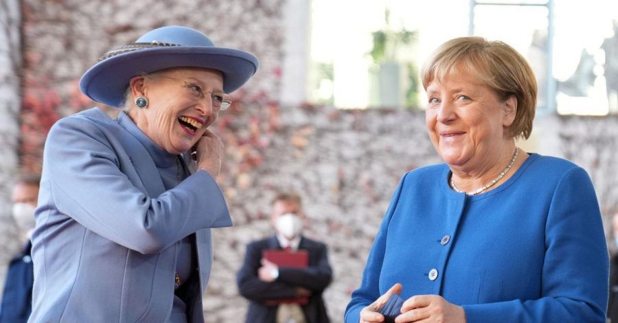 Die geschäftsführende Bundeskanzlerin Angela Merkel (CDU, r) begrüßt Königin Margrethe II. von Dänemark vor dem Kanzleramt.