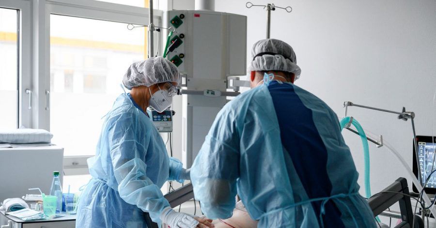 Die pflegerische Leitung einer Intensivstation untersucht einen Corona-Patienten auf der Intensivstation. (Archivbild)