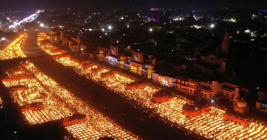 Über 900.000 irdene Lampen wurden im indischen Ayodhaya angezündet und brannten 45 Minuten lang.