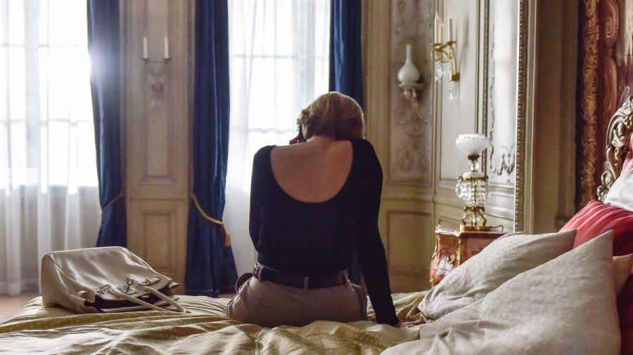 Diana (Mareile Blendl) führt ein Telefongespräch in einem Hotel in Paris. (wag/spot)