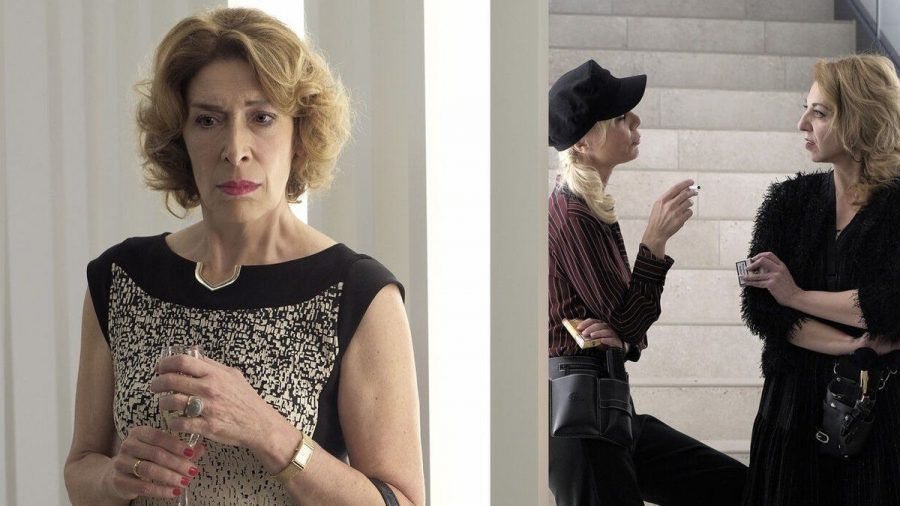 "Faltenfrei": Beauty-Expertin Stella Martin (Adele Neuhauser) belauscht zufällig die zwei Stylistinnen Sonja (Inka Calvi) und Natalia (Tatjana Maximovic) - was sie hört, bringt sie ziemlich aus der Fassung. (ili/spot)